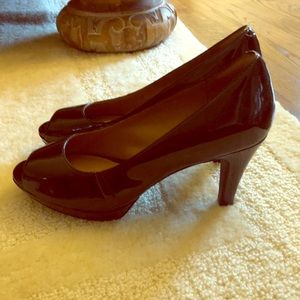 Clarks EUC LIKE NEW Peep toe pump!